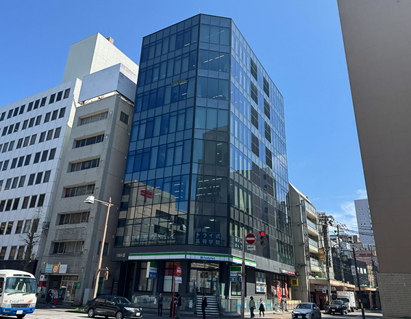 運営本社外観